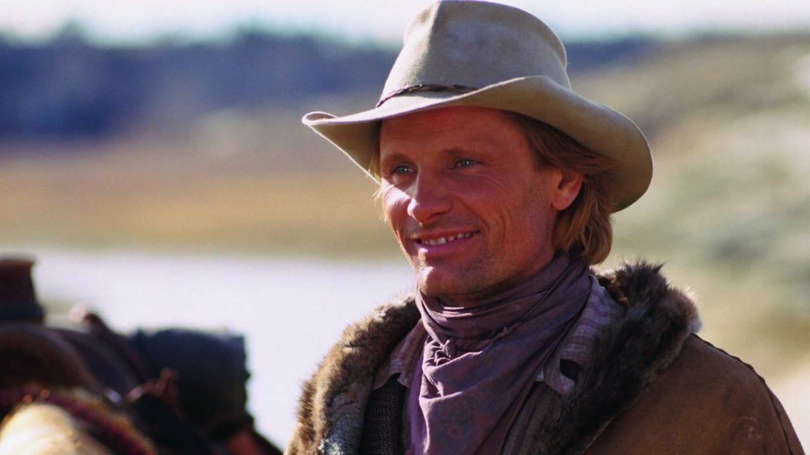 Viggo Mortensen as Frank Hopkins smiles next to his horse Hidalgo