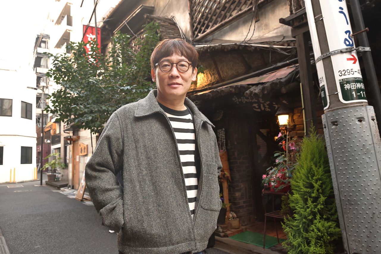 Yagisawa outside the Sabouru cafe. (© Hanai Tomoko)