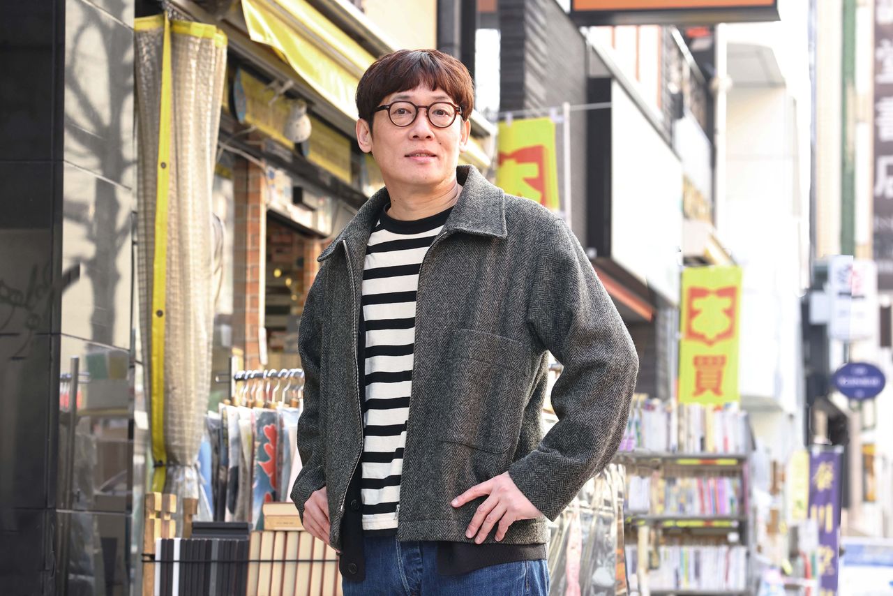 In the streets of Jinbōchō. (© Hanai Tomoko)