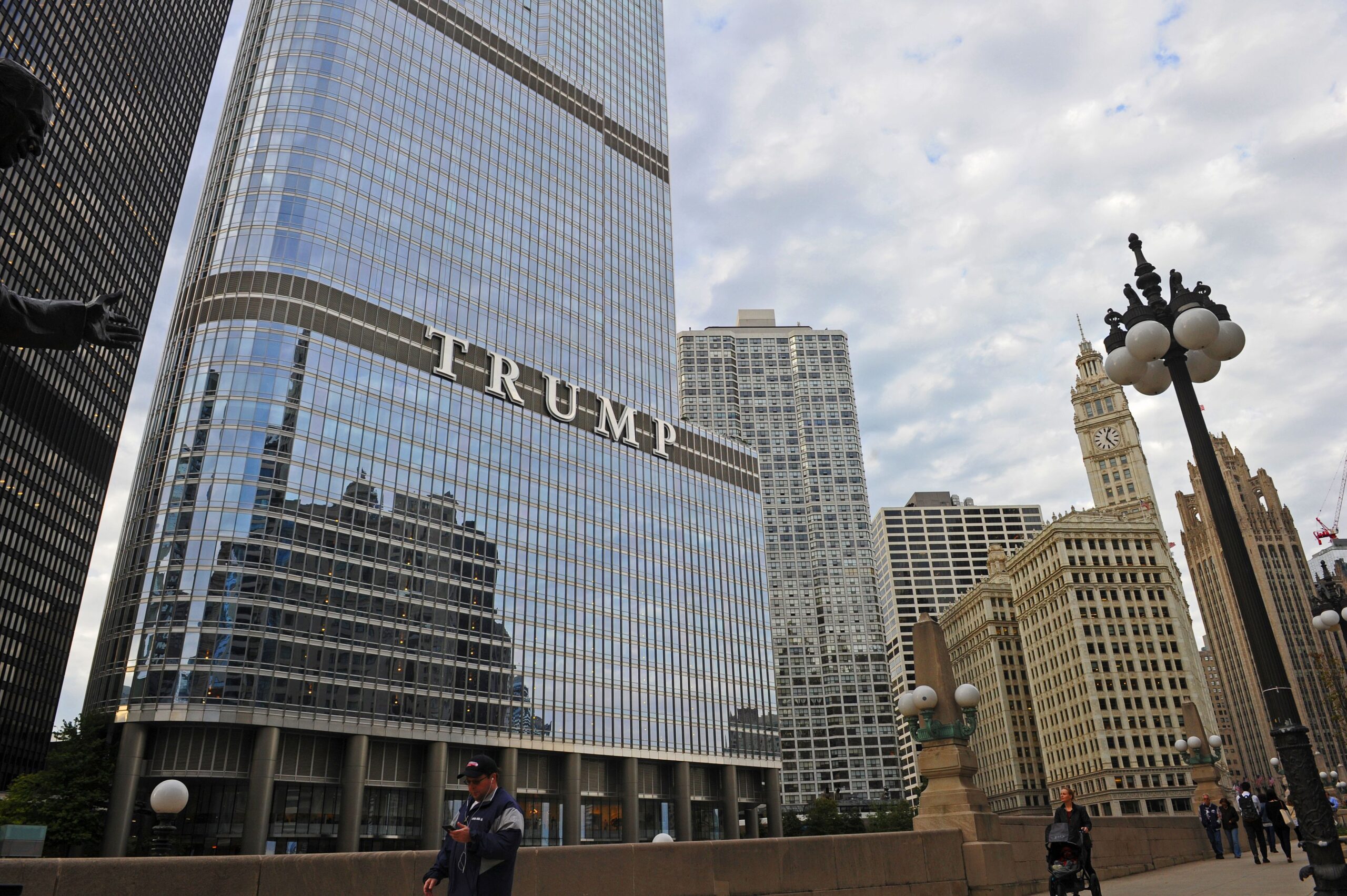 Donald Trump on Monday shared a video revealing the design of his proposed presidential library, which shows the appearance of Trump's business development as Trump Tower in Chicago.